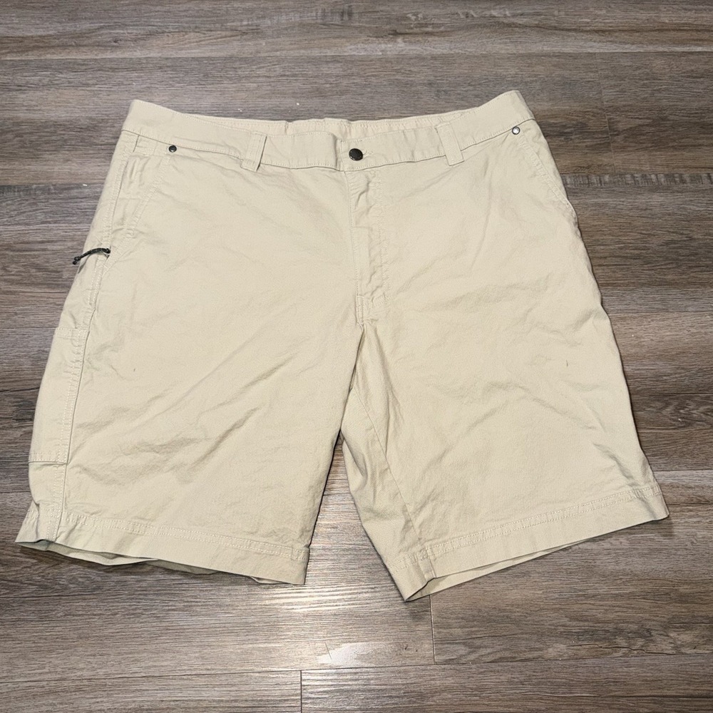 Columbia Washed Out Shorts Mens 38W Beige Color Multifunctional Pockets